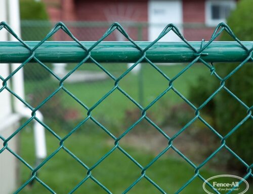 À quelle fréquence avez-vous besoin de poteaux de ligne pour une clôture à mailles de chaîne?